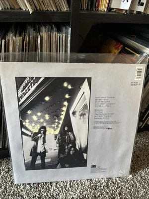 White Lion Mane Attraction - Imagem 1 de 3