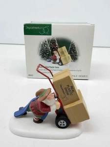 DEPT 56 North Pole Heritage Village Santa Delivering Real Plastic Snow #56435. - Bild 1 von 7