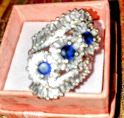 Посеребренное обеденное кольцо с синими фианитами и белыми камнями фианитами - Изображение 1 из 4