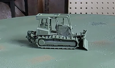 Una excavadora Cat D6k escala 1/87 con sistema de protección antivuelco, ¡monótono oliva! Foto 1 de 4