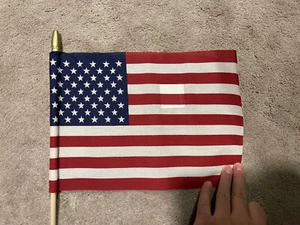 60 banderas americanas 8"" x 12"" EE. UU. Bandera en un palo de madera de 24" con punta de lanza dorada - Imagen 1 de 5
