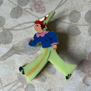 Vintage Bakelite Brooch Pin Girl Walking Clown Hat 1940’s Multi 6cm RARE - Picture 1 of 3
