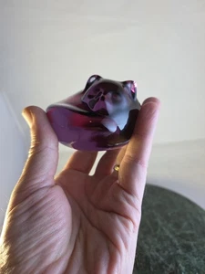 Vintage GW Amethyst MCM lila Glas zusammengerollt Kätzchen Katze Briefbeschwerer Figur - Bild 1 von 10