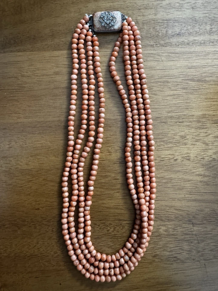 Colar de coral salmão de vários fios com fecho gravado em ouro 14k. - Imagem 1 de 2