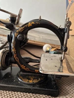 Antigua máquina de coser Wilcox & Gibbs, 1880-1910 Foto 1 de 4
