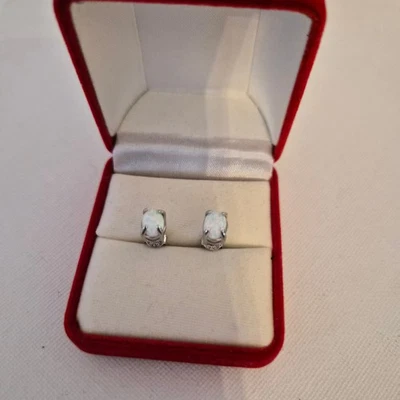 Pendientes de ópalo creados en laboratorio en plata de ley Foto 1 de 4