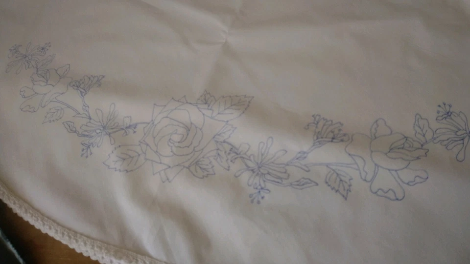 Tablecloth to embroider circular 120cm  with lace edge flowers cotton CSO107 - Image 1 of 1