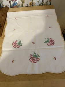 Vintage Embroidered Floral Dresser Scarf flower 36 x14 - Picture 1 of 2