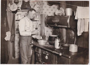 JOHN DILLINGER * VECCHIO UOMO CHE CUCINA PROSCIUTTO E UOVA * VINTAGE 1934 CRIMINALE CRIMINALE foto - Foto 1 di 2