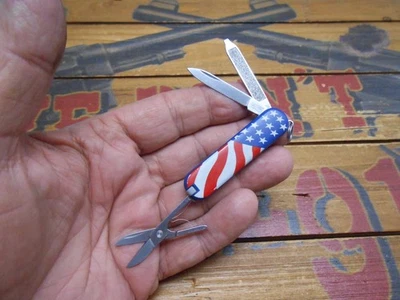 Navaja suiza Victorinox Classic SD 58mm bandera americana Foto 1 de 4