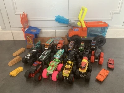Mattel Hotwheels Gros Lot 16 Monster Trucks + Accessoires Playset Arena Smashées - Photo 1/4
