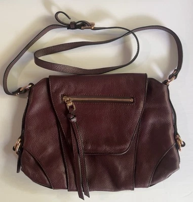 Cartera Bandolera Kooba de Cuero Borgoña con Herrajes de Oro Rosa Foto 1 de 4