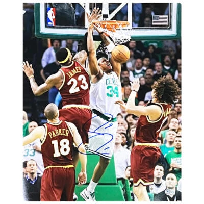 Foto firmada por Paul Pierce de Boston Dunking en Lebron baloncesto 16x20 (Beckett) Foto 1 de 2