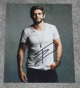 Foto 8x10 de superestrella de la música country firmada por Thomas Rhett - Imagen 1 de 1