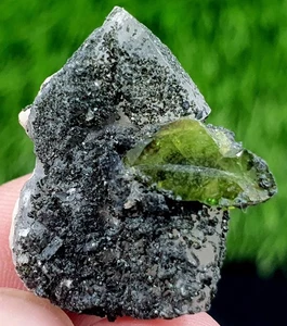 25 Carats Top Quality Natural Apple Green Titanite Sphene On Matrix Specimen - Picture 1 of 8