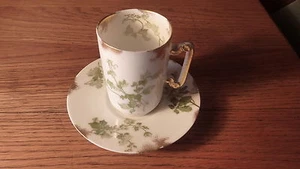 ANTIGUO JUEGO DE PLATILLO TAZA DEMITASSE FRANCÉS LIMOGES ELEGANTE - HOJAS VERDES/BLANCAS Y DORADAS - Imagen 1 de 9