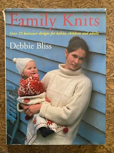 Family Knits 25+ Knitwear Designs All Ages Illustrated by Debbie Bliss 1998 HC - Imagen 1 de 6