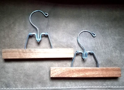 Lote de 2 perchas de falda de pantalón de madera abrazadera de acero 9" vintage Foto 1 de 2