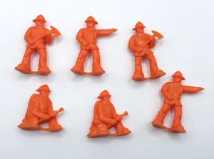 Vintage Feuerwehrmann Ersthelfer orange Kunststoff Figuren 1 3/4" 6er Set - Bild 1 von 4