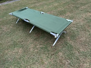US Military Issue Compact Lightweight Foldable Aluminium Sleeping Cot - Bild 1 von 3