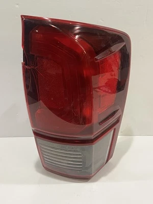 Lanterna traseira de passageiro TOYOTA TACOMA RH 2016 - 2023 SOMENTE PEÇAS/REPARO DO FABRICANTE | Quebrada - Imagem 1 de 4