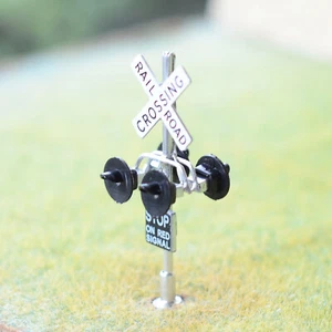 2 x HO scale railroad grade crossing signals + 1 circuit board flasher #S4C - Picture 1 of 9
