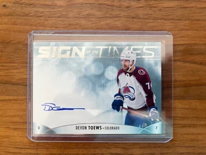 2023-24 SP Authentic Sign Of The Times Devon Toews - Colorado Avalanche - Bild 1 von 2
