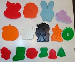 15 VINTAGE KUNSTSTOFF PUNZE AUSSTECHFORMEN HALLOWEEN KATZE HEXE WEIHNACHTEN OSTERN - Bild 1 von 4