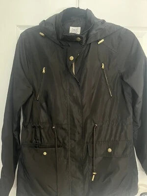 Chaqueta de lluvia Everlast Sport para mujer con capucha talla pequeña negra Foto 1 de 4