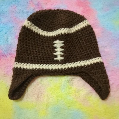 Gorro de invierno con diseño de fútbol americano Mud Pie infantil ganchillo marrón orejeras Foto 1 de 4