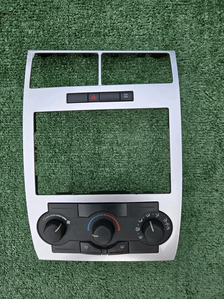 Dodge Charger Magnum 2005 06 07 radio bisel embellecedor con interruptor de control de clima de CA Foto 1 de 4