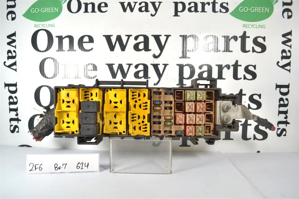 56009951AG JEEP Liberty 2002-07 compartimento motor caja de fusibles unidad de relé 2F6 614 B7 Foto 1 de 4