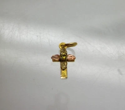 COLGANTE LANDSTROM'S 10k BLACK HILLS Oro y DIAMANTE HOJA DE UVA DISEÑO CRUZ, Pequeño Foto 1 de 4