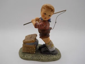 GOEBEL BERTHA HUMMEL "Fishing For Trouble" FIGUR 1999 BH 118 Figur 4" - Bild 1 von 6