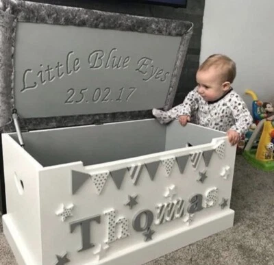 Caja de juguetes de madera personalizada hecha a mano con tapa acolchada y cierre suave. Foto 1 de 4