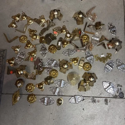 Surtido de accesorios de latón y metal para baúl de vapor. Piezas REHAB Foto 1 de 4