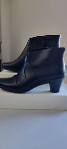 LADIES CLARKS BLACK LEATHER ANKLE BOOTS SIZE UK 4 worn once