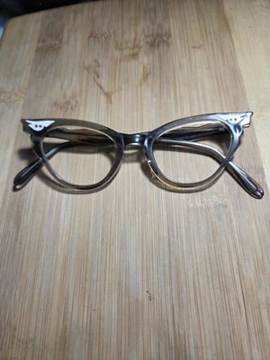 Gafas años 60 con decoración de pájaro blanco y marco verde oliva.   Foto 1 de 4