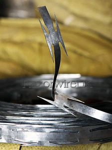 Cinta de alambre de afeitar - Rollo de 100 m de púas ultra afiladas de 65 mm - Alternativa de alambre de púas - Imagen 1 de 3