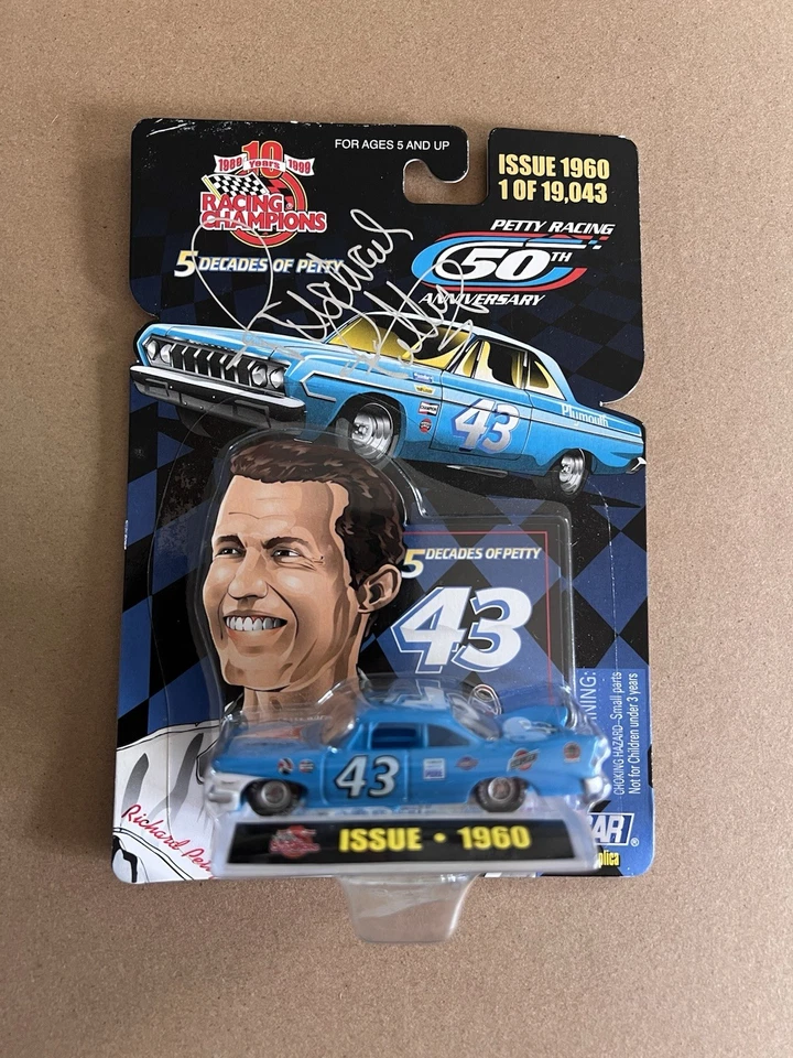 Richard Petty #43 5 décadas de Petty, 1961 Plymouth 1/64 autografiado Foto 1 de 1