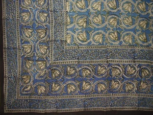 Mantel de algodón floral estampado a mano Dabu 86" x 60" azul - Imagen 1 de 2