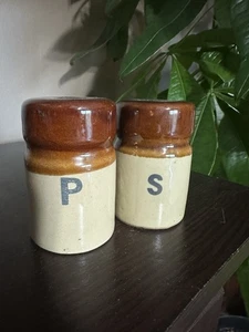 Salero y pimentero retro vintage de gres marrón y beige años 70 - Imagen 1 de 6