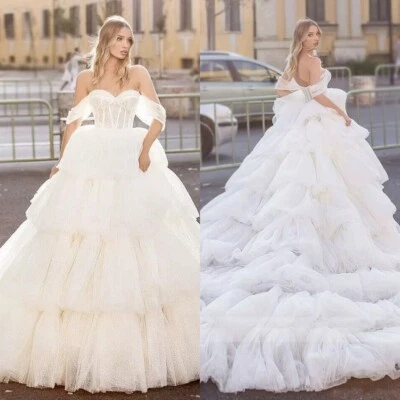 Vestidos de novia de tul plisados en capas con hombros descubiertos de princesa de lujo Foto 1 de 4