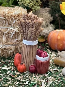Puppenhaus Feengarten Zubehör HERBST Ernte Heuhaufen Weizen mit Äpfeln Kürbis - Bild 1 von 1