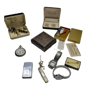 Lotto accessori uomo vintage - orologi, gemelli, medaglia, coltello, accendino - Foto 1 di 18