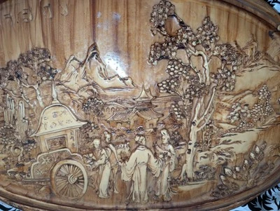 Mesa asiática tallada a mano de mediados de siglo Foto 1 de 4