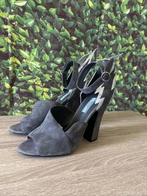 Tacón alto Prada gris y plateado de gamuza relámpago con tiras 37,5 Foto 1 de 4