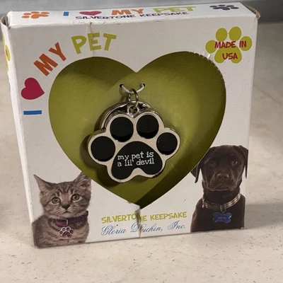 Etiqueta para mascotas Gloria Duchin - Dije de pata "My Pet Is a Lil' Devil", nuevo en caja, EE. UU. Foto 1 de 4