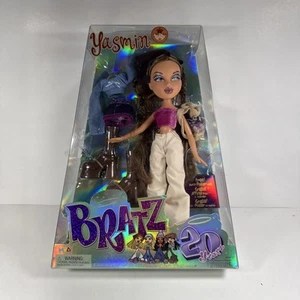 NEU Bratz Puppe 2021 20th Anniversary Yasmin Zubehör Poster Outfit - Bild 1 von 3