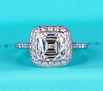 Anillo de compromiso con halo de platino legado de diamantes y cojín de 2,15 quilates de Tiffany & Co $55,000 Foto 1 de 4